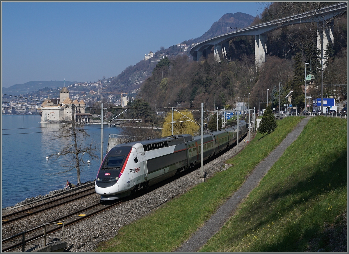 Internationaler Verkehr beim Château de Chillion: Eine gute dreiviertelstunde später der TGV Lyria von Paris nach Brig.  Wenn man genau hinschaut sieht man, dass der TGV eine  falsche  Nasenspietze hat: Statt einer Lyria Nase fährt dieser TGV mit  einer SNCF Nase durchs Land.
19. März 2016