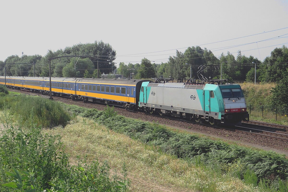 Inzwischen verschwunden ist das Hüglein bei Tilburg-Reeshof von wo Mann u.Ä. dieses Bild von NS 186 221 samt IC-Direct am 23 Juli 2021 machten könnte.