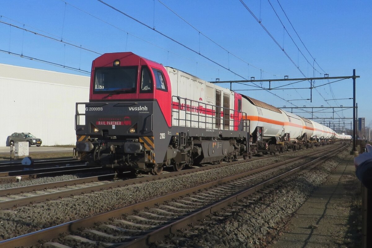 IRP 2103 zieht ein Gaskesselwagenzug durch Blerick nach Vlissingen-Sloehaven am 5 M�rz 2022.