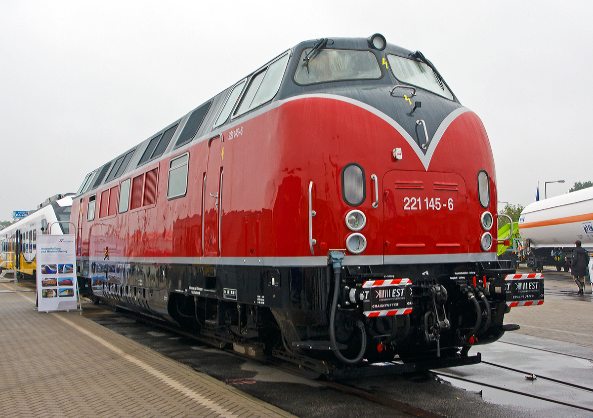 Ist sie nicht eine Sch�nheit, da kann sich so mache moderne Maschine hinter verstecken. H�tte ich das n�tige Kleingeld, dann h�tte ich sie glatt gekauft.

Die modernisierte 221 145-6 (92 80 1221 145-6 D-PEG) der NETINERA (ehemals Arriva Deutschland), ex OSE 423, ex DB 221 145-6, ex DB V200 145, wurde auf der InnoTrans 2014 (hier 26.09.2014) ausgestellt und zum Kauf angeboten.


Die Lok wurde 1965 bei Krauss-Maffei in M�nchen unter der Fabriknummer 19265 gebaut und als DB V200 145 ausgeliefert, 1968 wurde sie in 221 145-6 ungezeichnet, 1989 kam sie dann nach Griechenland (zur Organismos Sidirodromon Ellados) als OSE 432, die PEG (Prignitzer Eisenbahn GmbH ein Teil der Netinera-Gruppe) kaufte 2002 alle 20 V 200.1 der OSE und holte sie wieder nach Deutschland, um einen Teil der Maschinen zu modernisieren, der andere Teil diente als Ersatzteilspender.


Technische Daten (Nach der Modernisierung):
Spurweite: 1.435 mm
Achsformel:  B’B’
L�nge �ber Puffer:  18.440 mm
H�he: 4.269 mm
Breite: 3.082 mm
Gesamtachsabstand: 14.700 mm
Drehzapfenabstand:  11.500 mm
Treibraddruchmesser: 950 mm
Dienstgewicht:  ca. 80 t
Anfahrzugkraft: 235 kN
Radsatzfahrmasse:  20 t
Zul. H�chstgeschwindigkeit:  140 km/h

Motoren (2 St�ck):
Art: MTU V12-Zylinder-Dieselmotoren 
Typ: 12 V 4000 R 41 R
Leistung: 1.500 kW (2.040 PS)
Max. Drehzahl: 1.500 U/min
Max. Drehmoment: 8.426 Nm
Hubraum: 4,06 l/Zylinder = 48,7 Liter
Motorgewicht (trocken): 6.190 kg
Abgas-Emission:  UIC Kodex 624V, Stufe II
Kraftstoffverbrauch bei Nennleistung:  324,2 Liter/h

Leistungs�bertragung:  hydraulisch
Getriebe: Maybach-Mekydo 4-Ganggetriebe mit hydraulischem Wandler
Getriebeeingangsleistung: 2 x 900 kW
Sonstiges: elektr. Gleit- und Schleuderschutz; LED Signal-, Fern- und Spitzenlicht; Druckluftbremsanlage; Vorw�rmanlage
