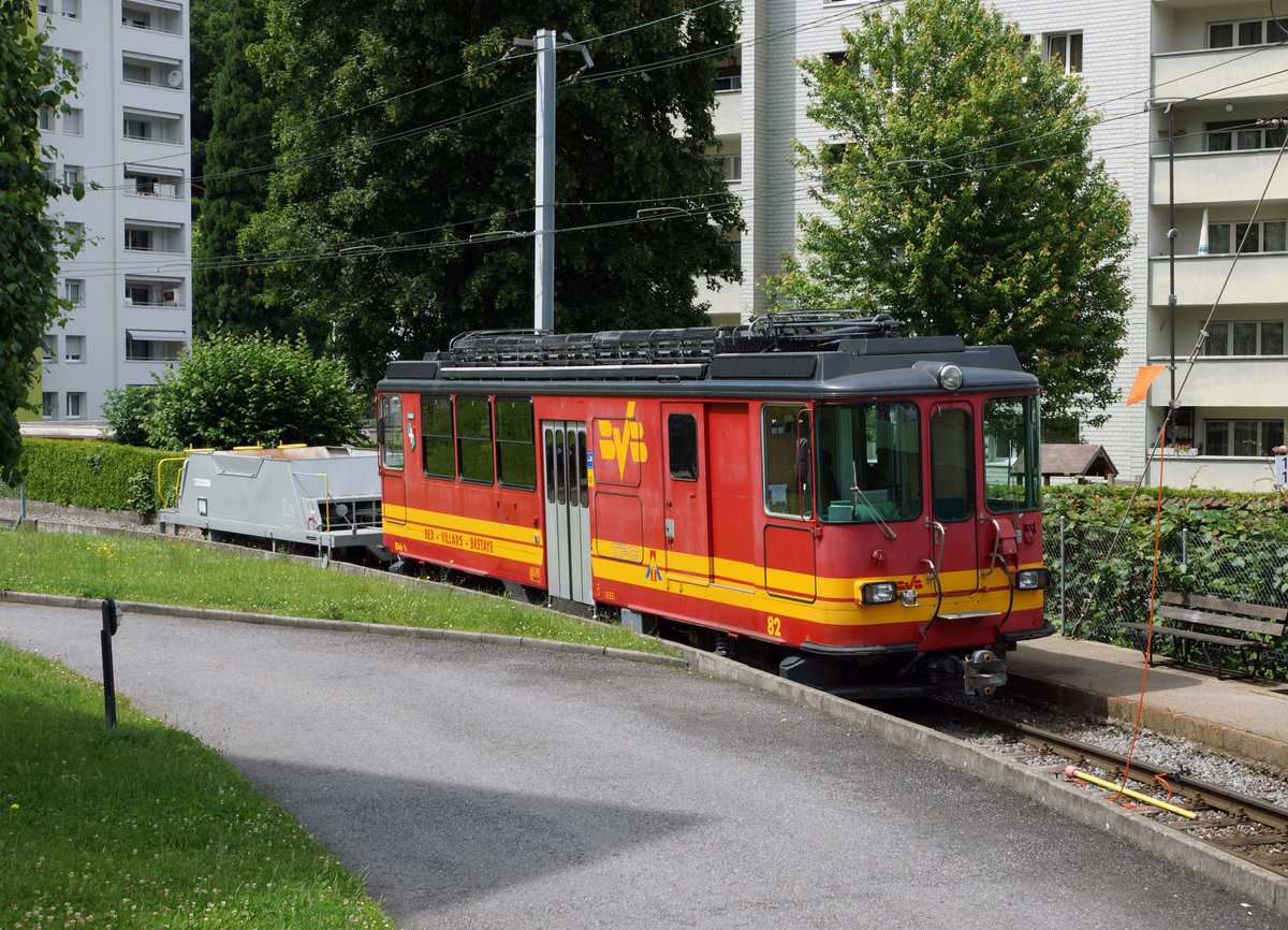Jahresr�ckblick 2016
von Walter Ruetsch, Riedholz
Juni
TPC/AOMC:  Fremdfahrzeuge auf der AOMC 
W�hrend dem Umbau der AOMC-Bergstrecke stand der BVB BDeh 4/4 82 und der ZB X 701 zwischen Monthey-Ville und Champ�ry f�r die F�hrung von Bauz�gen im Einsatz (Monthey, 19.6.2016).
