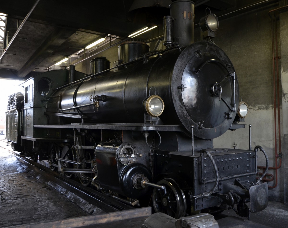 Jubil�um 125 Jahre RhB am 10.05.2014 im Depot Landquart. Die Schwesterlok G 4/5 107 war bei der Lokparade nicht beteiligt und stand kalt abgestellt auf einem Nebengleis.
(10.05.2014)