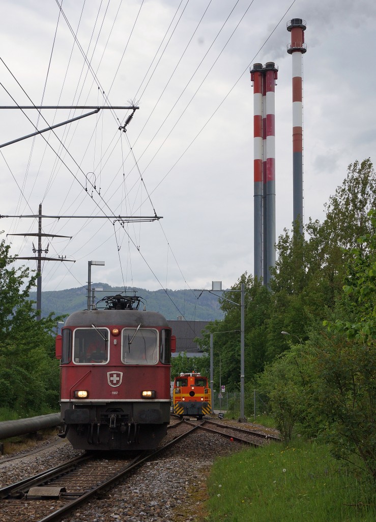 KEBAG AG/SBB: Anschliessend schob die Re 6/6 11657  ESTAVAYER LE LAC  am 5. Mai 2015 die Kehrichtwagen in das Gelände der KEBAG AG EMMENSPITZ.
Foto: Walter Ruetsch