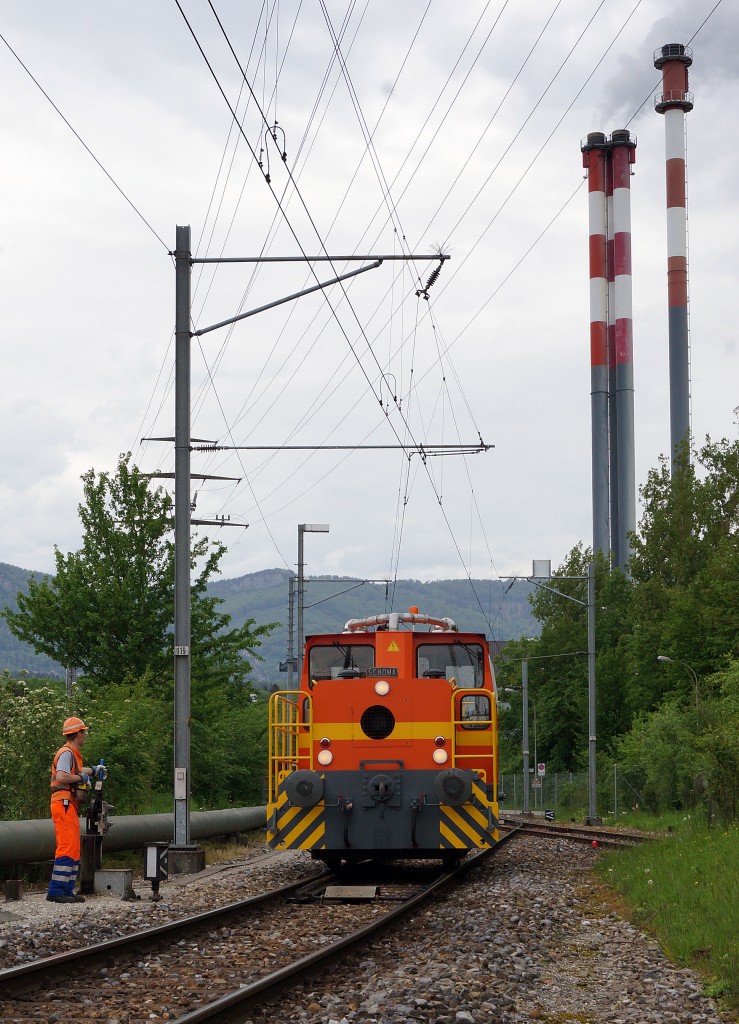 KEBAG AG/SBB: Mit der betriebseigenen ferngesteuerten Schöma-Rangierlok wurden am 5. Mai 2015 die Kehrichtwagen für den Umlad der Container auf die Lastwagen bereitgestellt.
Foto: Walter Ruetsch 
