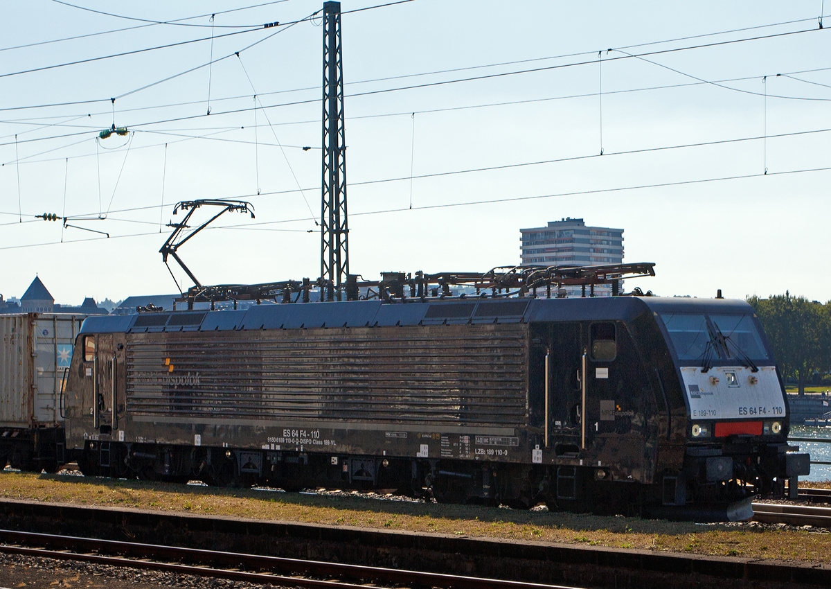 Kein g�nstiger Fotostandort, bei diesem Sonnenstand, aber man kann sehr gut alle 2 x 4 Stromabnehmer sehen....

Die MRCE Dispolok Siemens ES64F4-110 (189 110-0) zieht am 05.09.2013 einen Containerzug in Koblenz-Ehrenbreitstein in Richtung Norden.

Die Siemens EuroSprinter  wurde 2009 unter der Fabriknummer 21514 gebaut. Sie tr�gt NVR-Nummer  91 80 6189 110-0 D-DISPO Class 189 VL (VL = Zugsicherungssystem Paket f�r Deutschland, �sterreich, Italien, Slowenien, Kroatien, Niederlande und Belgien), die EBA-Nummer EBA 09B11E2 015.
Die BR 189 (Siemens ES64F4) hat eine Vier-Stromsystem-Ausstattung. Sie ist in allen vier in Europa �blichen Bahnstromsystemen einsetzbar. Bei 15 kV und 25 kV  hat sie eine  Stundenleitung von 6.400 kW und eine H�chstgeschwindigkeit  von 140 km/h.