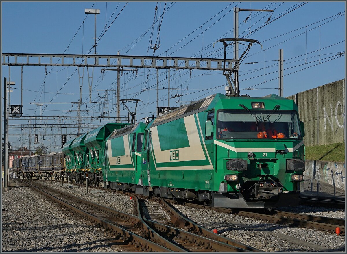 Kies nur knapp gesch�tzte 40 Kilometer auf der Schiene zu transportieren und dies mit einem Spurwechsel scheint kaum in die heutige  Gewinnoptimierte  Zeit zu passen. Trotzdem verkehren zwischen Apples und Gland t�glich zwei Zugspaare mit 7-Wagen Z�gen - umweltfreundlich und elektrisch, BAM sei Dank (und allen unbekannten Mitwirkenden ebenfalls) 

Bereits erw�hnter Spurwechsel (und Traktionswechsel) soll nun Anhand dieser nun folgenden f�nf Bilder etwas verdeutlicht werden. 

Der von Apples kommende Zug mit den beiden Ge 4/4 21 und 22 erreicht Morges.

19. April 2018