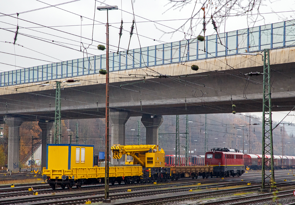 
KIROW 50t-Gleisbauschienenkran MULTI TASKER KRC 400 T der Hering Bau (Burbach), Schweres Nebenfahrzeug Nr. 97 82 4950 119-5 D-HGUI, abgestellt am 24.11.2018 in Kreuztal. 

Vor und hinter dem Kran jeweils ein Schutzwagen, vorne 80 80 3900 002-7 D-HGUI Schutzwagen der Gattung Rs und hinten ein Wagen der Gattung Res mit mir unbek. Nummer.

Dahinter stand noch die Die 140 070-4 (91 80 6140 070-4 D-EBM) der Rail Cargo Carrier - Germany GmbH (ex EBM), ex DB 140 070-7, ex E 40 070.
