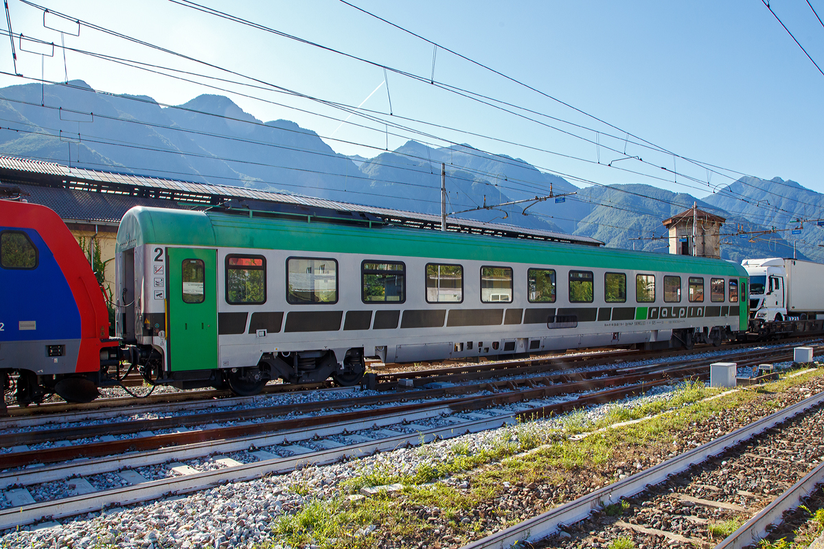 
Klimatisierter RAlpin Begleitwagen für die Rollende Landstraße (ROLA) Bcm 61 85 59-40 110-1 CH-RALP, ex Bcm 61 85 50-90 110-x CH-SBB, am 03.08.2019 im Zugverband in Domodossola. 

2010 verkaufte die SBB ihre 20 klimatisierten Liegewagen des Typs Bcm61 an RAlpin. Die SBB setzte die Liegewagen des Typs Bcm61 bis Dezember 2009 im Nachtverkehr zwischen Zürich, Genf und Rom ein. Aufgrund der sinkenden Nachfrage und der immer schnelleren Tagesverbindungen wurden der Nachtverkehr eingestellt und die Liegewagen zum Verkauf ausgeschrieben.  

Die RAlpin ließ die Wagen 2011 von der TecSol AG in Österreich umbauen. Zum Umbau gehörte der Einbau eines Aufenthaltsraumes für die Fahrer mit Küchenblock, die Modernisierung der elektrischen Anlagen, Nachrüstung eines Fahrgastinformationssystems und Videosystems zur Verbindung mit der Leitstelle und die Ausrüstung der Waggons mit einem Hilfsdiesel zur autarken Energieversorgung ohne Zugsammelschiene. Die Begleitwagen des Typs Bcm61 verfügen über geschlossene Toilettensysteme.

TECHNISCHE DATEN:
Fahrzeughersteller: SWS (Baujahr 1979)
Fahrzeugumbau: TecSol AG  (Umbau 2011)
Typenbezeichnung: Bcm 61
Einsatzgebiet: Begleitwagen für Lastwagentransporte
Spurweite: 1.435 mm
Anzahl der Radsätze: 4 (in 2 Drehgestellen)
Länge über Puffer: 26.400 mm
Drehzapfenabstand:19.000 mm,
Achsabstand im Drehgestell: 2.650 mm
Höhe ab SOK: 4.310 mm
Fahrzeugumgrenzungs-Profil: UIC 505-1
Raddurchmesser: 920 mm (neu) / 860 mm (abgenutzt)
Eigengewicht: 53 t
Dienstgewicht brutto: 58 t
Sitz/Liegeplätze: 32
Höchstgeschwindigkeit: 120
Bremsbauart:  O-GP NBU ep
Bremsgewichte: G43 t, P(RtC) 57 t
Feststellbremse: Handspindelbremse
