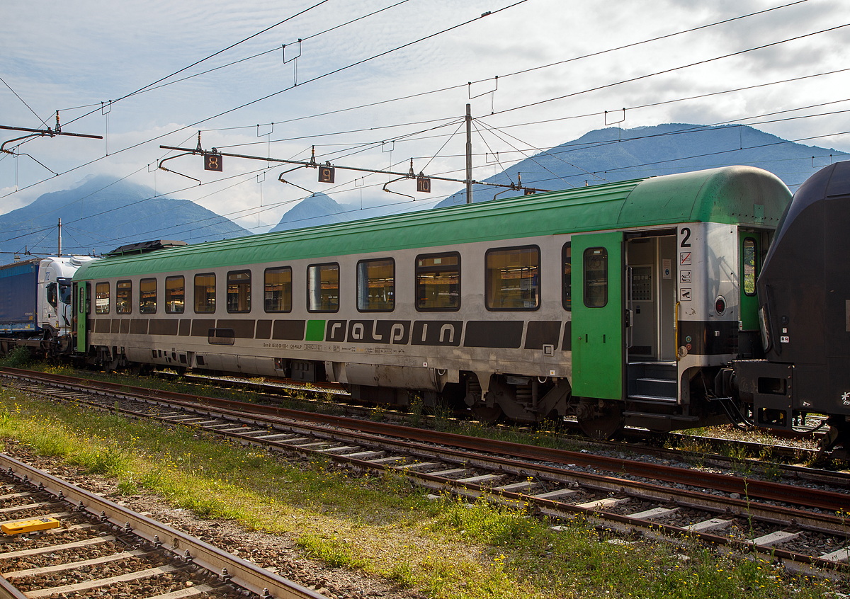 Klimatisierter RAlpin Begleitwagen für die Rollende Landstraße (ROLA) Bcm 61 85 59-00 105-1 CH-RALP, ex Bcm 61 85 50-90 105-x CH-SBB, am 12.07.2022 im Zugverband in Domodossola.

2010 verkaufte die SBB ihre 20 klimatisierten Liegewagen des Typs Bcm61 an RAlpin. Die SBB setzte die Liegewagen des Typs Bcm61 bis Dezember 2009 im Nachtverkehr zwischen Zürich, Genf und Rom ein. Aufgrund der sinkenden Nachfrage und der immer schnelleren Tagesverbindungen wurden der Nachtverkehr eingestellt und die Liegewagen zum Verkauf ausgeschrieben.  

Die RAlpin ließ die Wagen 2011 von der TecSol AG in Österreich umbauen. Zum Umbau gehörte der Einbau eines Aufenthaltsraumes für die Fahrer mit Küchenblock, die Modernisierung der elektrischen Anlagen, Nachrüstung eines Fahrgastinformationssystems und Videosystems zur Verbindung mit der Leitstelle und die Ausrüstung der Waggons mit einem Hilfsdiesel zur autarken Energieversorgung ohne Zugsammelschiene. Die Begleitwagen des Typs Bcm61 verfügen über geschlossene Toilettensysteme.

TECHNISCHE DATEN:
Fahrzeughersteller: SWS (Baujahr 1979)
Fahrzeugumbau: TecSol AG  (Umbau 2011)
Typenbezeichnung: Bcm 61
Einsatzgebiet: Begleitwagen für Lastwagentransporte
Spurweite: 1.435 mm
Anzahl der Radsätze: 4 (in 2 Drehgestellen)
Länge über Puffer: 26.400 mm
Drehzapfenabstand:19.000 mm,
Achsabstand im Drehgestell: 2.650 mm
Höhe ab SOK: 4.310 mm
Fahrzeugumgrenzungs-Profil: UIC 505-1
Raddurchmesser: 920 mm (neu) / 860 mm (abgenutzt)
Eigengewicht: 53 t
Dienstgewicht brutto: 58 t
Sitz/Liegeplätze: 32
Höchstgeschwindigkeit: 120
Bremsbauart:  O-GP NBU ep
Bremsgewichte: G43 t, P(RtC) 57 t
Feststellbremse: Handspindelbremse