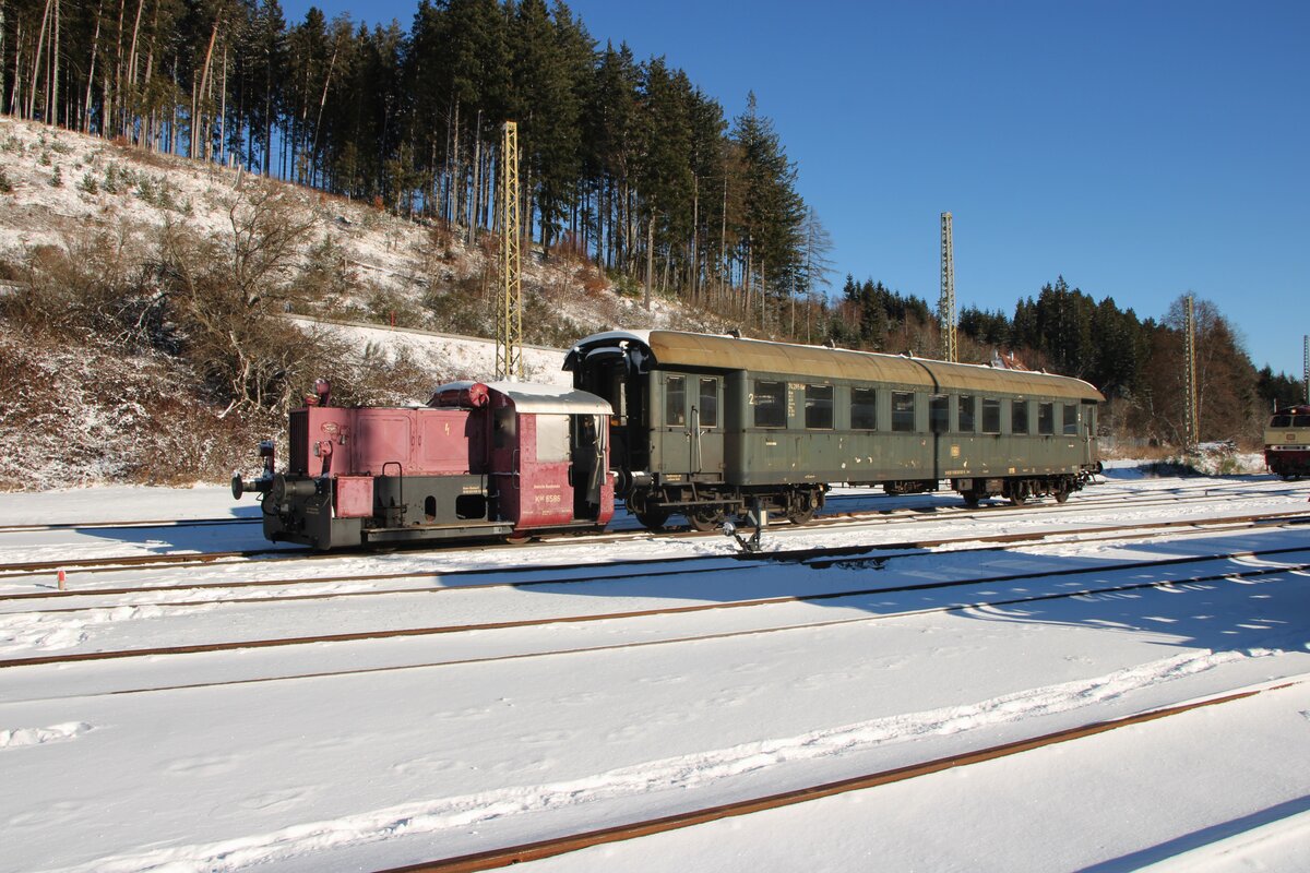 K�f 6586 rangiert mit einer Wagon am 3 J�nner 2026 in Seebrugg w�hrend das Dreik�nigsdampf.