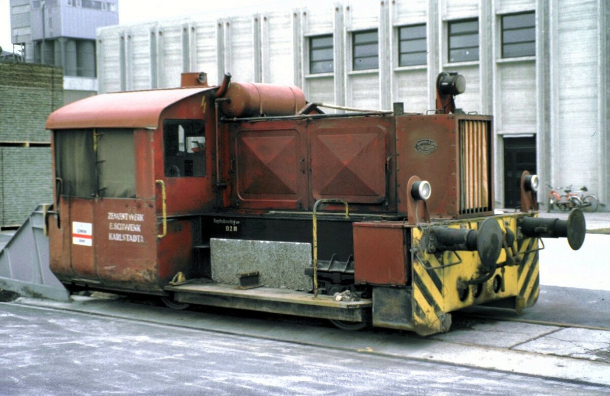 Köf der Schwenk Zementwerke in Karlstadt am Main am 01.03.1984. Nr. Unbekannt; es könnte sich ggf. um die 323 987-8 handeln.