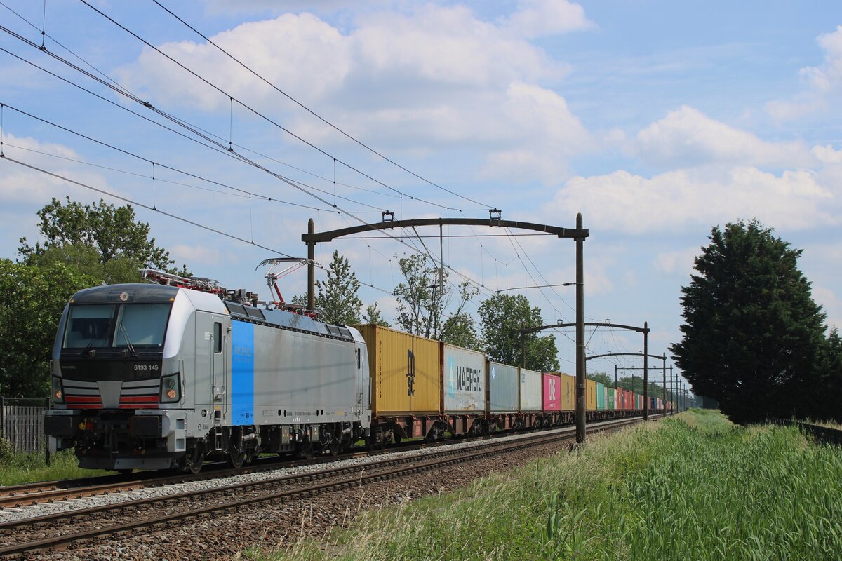KRE 193 145 zieht am 5 Juni 2024 ein Containerzug durch Hulten und wirds vom offenbarer Weg fotografiert.