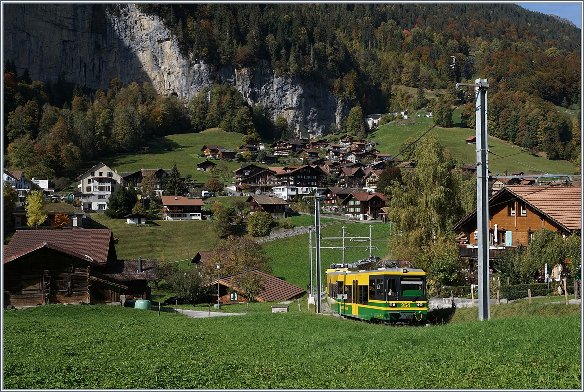 Kurz nach der Ausfahrt in Lauterbrunne nimmt eine WAB Zug zur Kleinen Scheidegg die kräftige Steigung in Angriff.
16. Okt. 2018