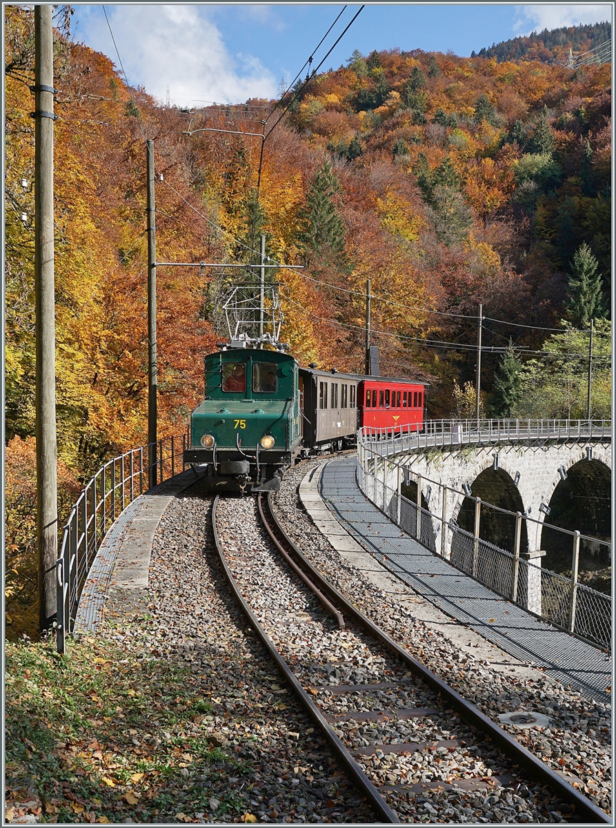  LA DER 2020 du Blonay-Chamby  / Saison Abschluss der Blonay-Chamby Bahn: Mit einem verstärkten Fahrplan und viel Dampf wird vor dem  Winterschlaf  nochmals viel Betrieb gemacht. Im Bild die + GF + Ge 4/4 75 (Baujahr 1913) mit einem Personenzug nach Blonay auf dem Baye de Clarens Viadukt.

24. Okt. 2020