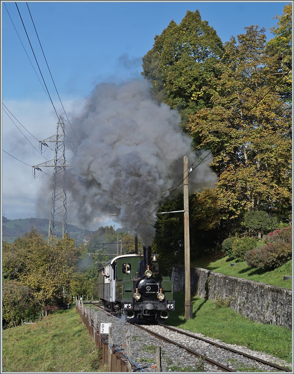  La DER de la Saison  - Die kleine Dampflok raucht wie eine grosse; was den Fotografen freut freut nicht unbedingt die Anwohner...

Die G 3/3 N° 5 ist bei Chaulin auf dem Weg nach Chamby.

28. Okt 2023


