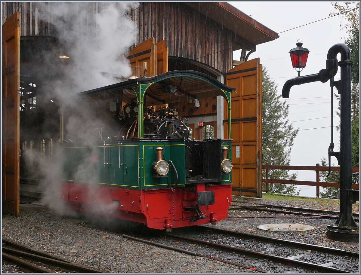 La Dernière du Blonay - Chamby - das 50. Jahre Jubiläum beschliesst die Blonay Chamby Bahn mit einer Abschlussvorstellung und liess es nochmals so richtig dampfen: die früher bei  Ferrovie Padane eingesetzte Lok G 2/2 N° 4 dampft abwartend in Chaulin schön vor sich hin.

28. Oktober 2018