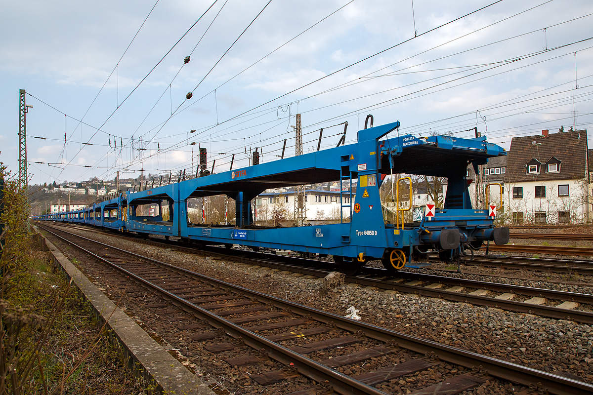 Leerer dreiachsiger Doppelstock-Autotransportwagen, der Gattung Laekks, Bauart 372 (Type 6405D 0), der SITFA - Società Italiana Trasporti Ferroviari Autoveicoli S.p.A. (Moncalieri, Italien) am 21.04.2021 bei einer Zugdurchfahrt in Siegen, hier am Zugschluss der 23 88 4259 078-4 B-SITFA.

Der Wagen ist den Transport für Klein- und Mittelklasse Wagen.

TECHNISCHE DATEN:
Gattung: Laekks (Bauart 372)
Spurweite: 1.435 mm
Anzahl der Achsen: 3
Länge über Puffer : 27.000 mm
Achsabstände: 2 x 10.420 mm
Laufraddurchmesser (neu): 840 mm
Ladelänge : 26.160 mm (unten) / 26.420 mm (oben)
Ladebreite : 2.810 mm
Höchstgeschwindigkeit: 100 km/h 
Eigengewicht: 31.250 kg
Nutzlast: 18,0 t (unten und oben jeweils max. 9 t)
Kleinster befahrbarer Gleisbogenhalbmesser: R 80 m
Bremse: Frein O oder Ch-GP (Selbsttätige Druckluftbremse Typ Oerlikon oder Charmilles)
Bremssohle: IP 116 (LL)
Feststellbremse: Ja, auf 100 %
Intern. Verwendungsfähigkeit: RIV