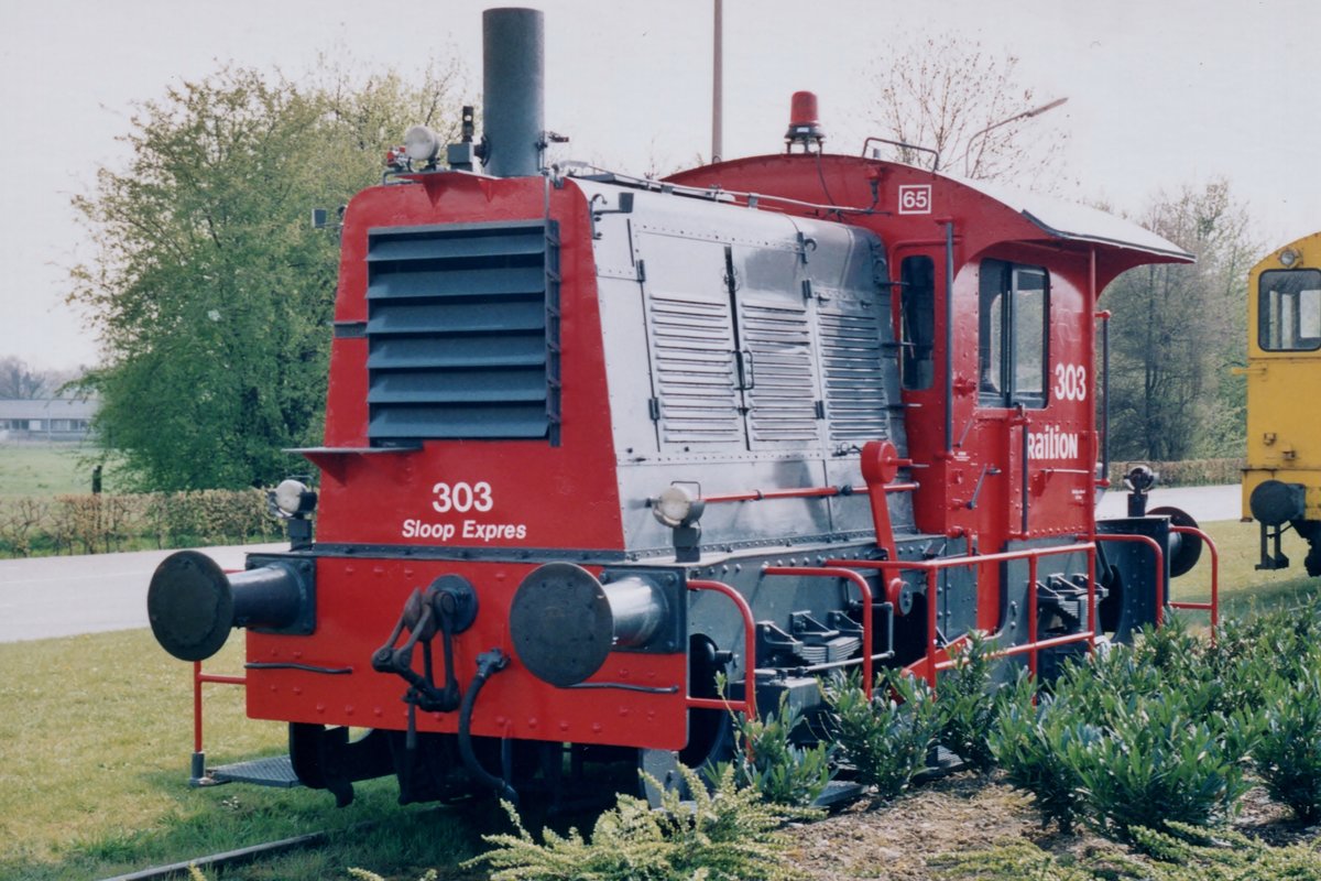 Leider bevor die verschröttung steht die witzmässig in RaiLioN-Farben gestochener 303 in Maastricht-Beatrixhaven, 9 April 2003.