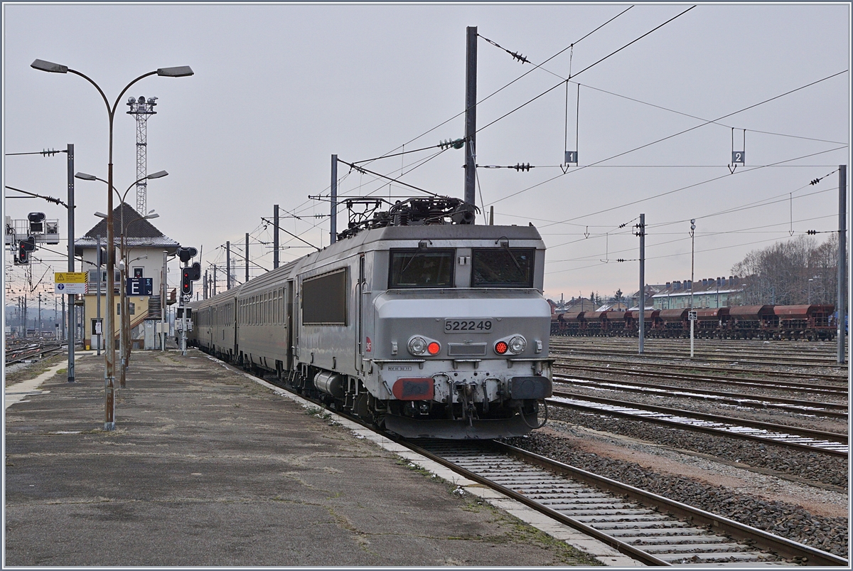 Leider nur als Nachschuss bei der R�ckstellung der Garnitur erwischte ich die SNCF BB 22249 in Belfort.
11. Jan. 2019