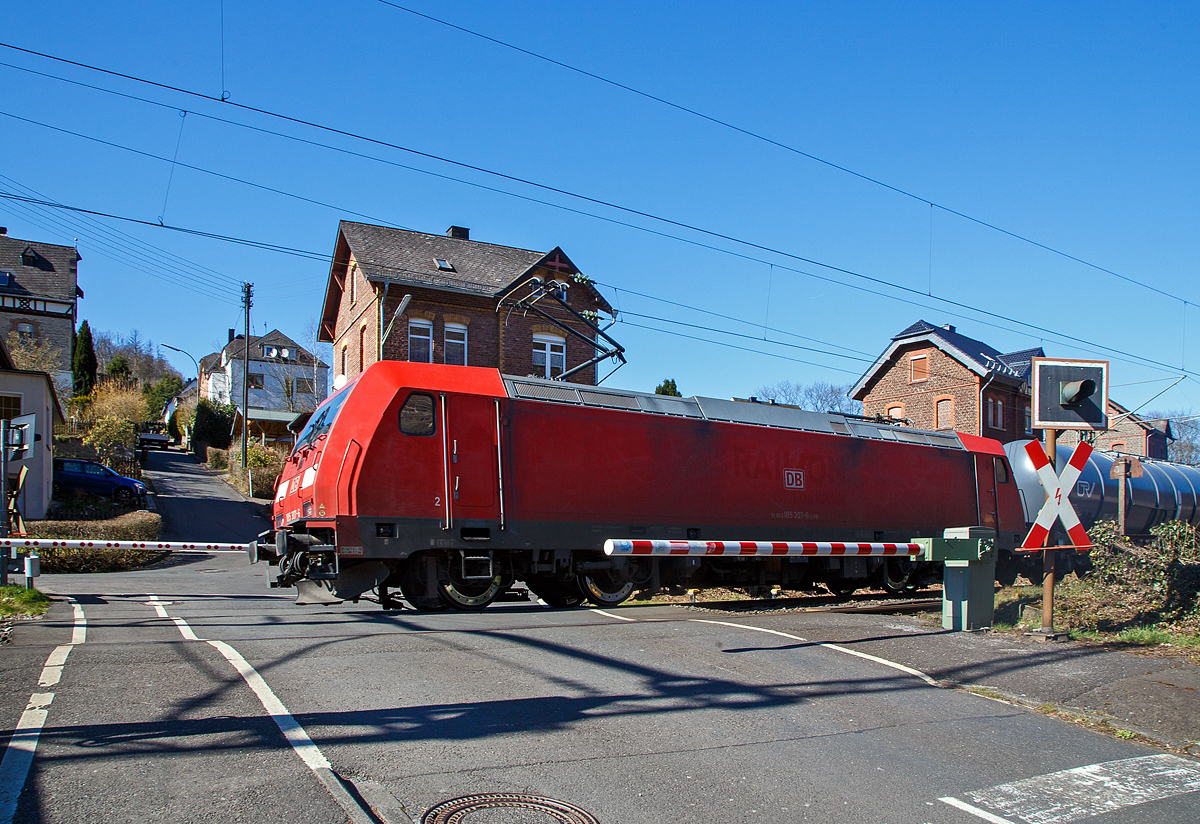 Leider war ich nicht schnellgenug oben am BÜ (km 121,192).....
Die 185 307-6 (91 80 6185 307-6 D-DB) fährt am 18.03.2022 mit einem gemischten Güterzug durch Kirchen (Sieg) in Richtung Köln.