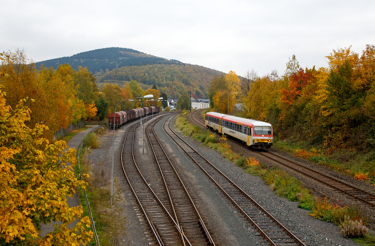 
Leider will die Sonne heute nicht zum Vorschein kommen...
Der Dieseltriebzug 928 677-4 / 628 677-7 der Westerwaldbahn (WEBA) fährt am 24.10.2015, als RB 96  Hellertalbahn  die Verbindung Neunkirchen-Herdorf-Betzdorf/Sieg, hier kurz vor dem Bahnhof Herdorf
