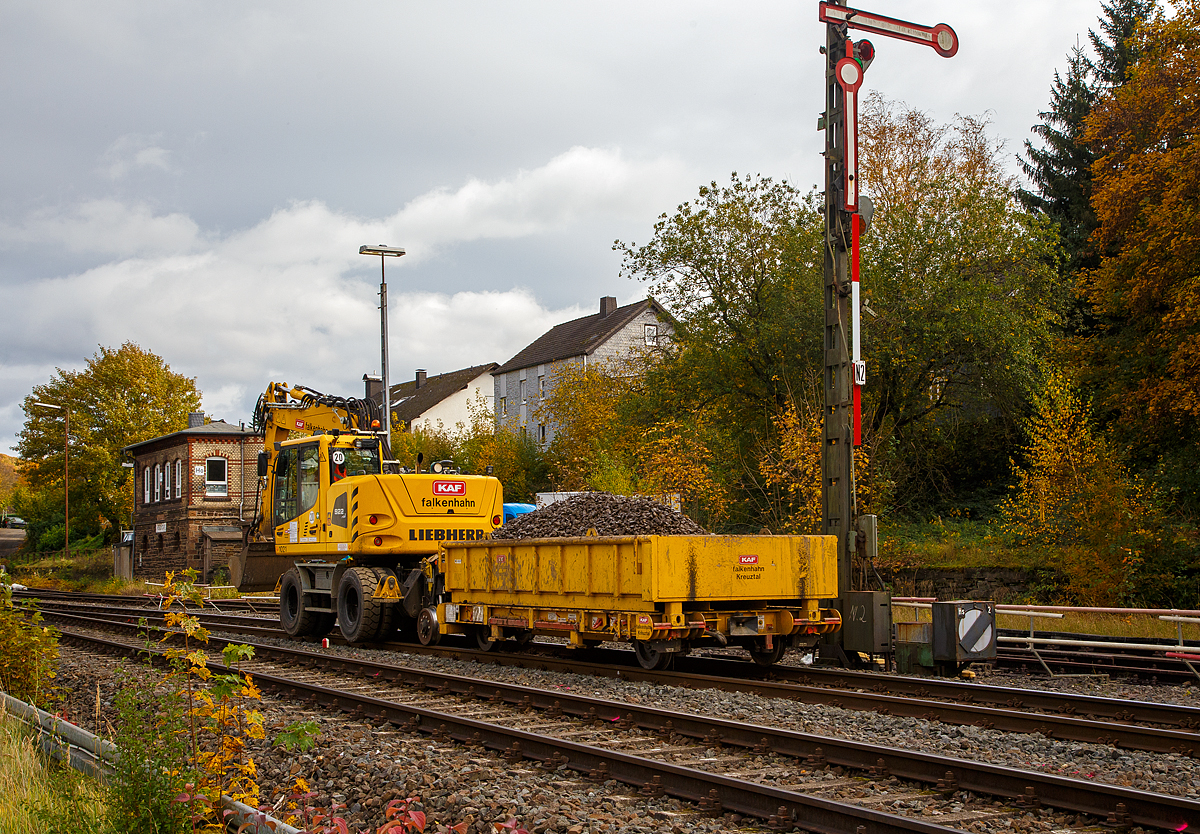 
Liebherr Zweiwegebagger A 922 Rail Litronic mit Abstützpratzen, Kleinwagen Nr. D-KAF 99 80 9903 660 -5, mit abgehangenen Gleisbauanhänger A.P.E.L. T5025 und aufgesetzter Mulde, Kleinwagen Nr. D-KAF 99 80 9550 004-2, der KAF Falkenhahn Bau AG (Kreuztal) am 24.10.2020 im Einsatz in Herdorf. 