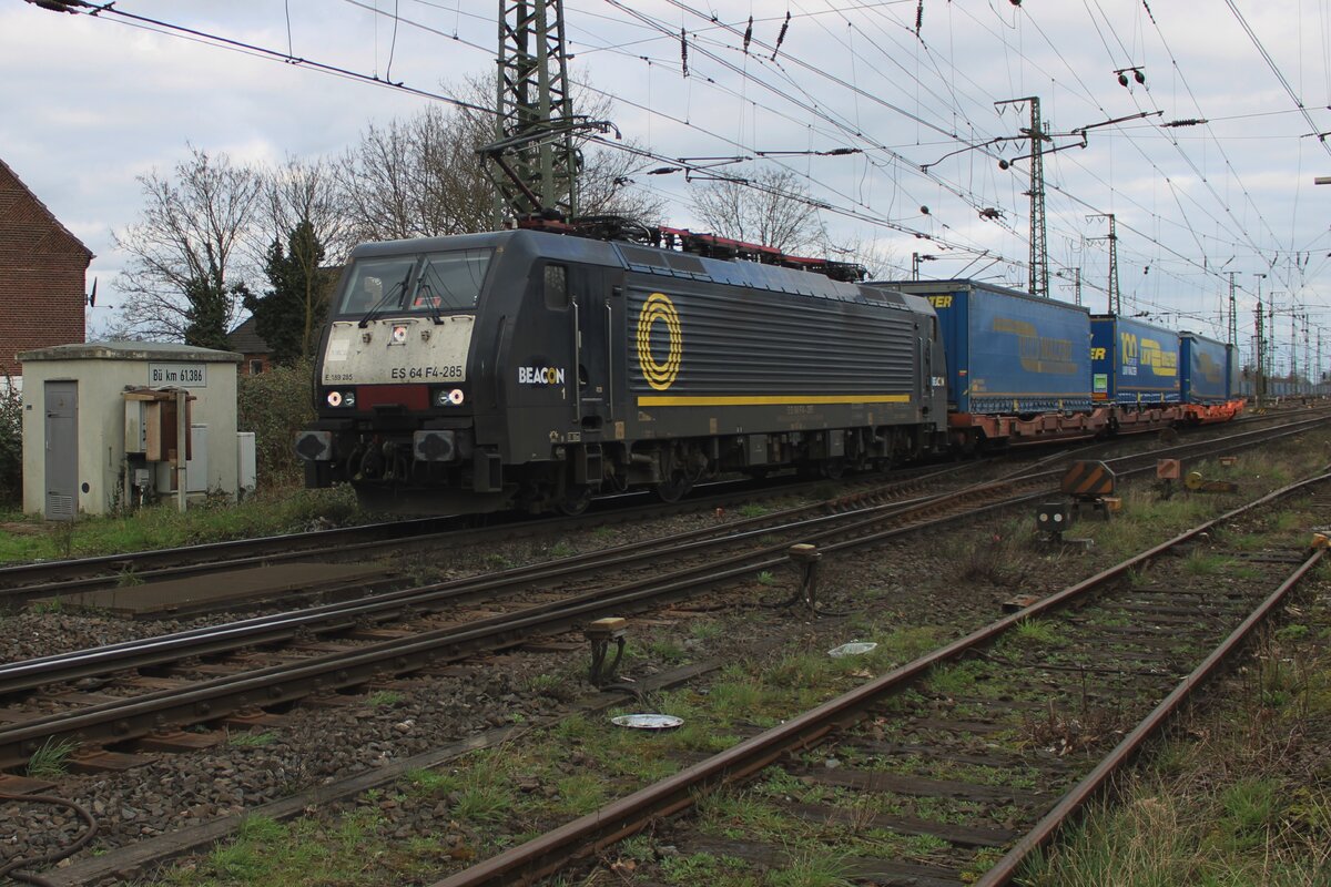 LKW Walter besteht in 2024 hundert jahre und feiert dass mit einige Sonderbeschriftungen auf einige Sattelaflieger, wie am 2.Exemplar dieser KLV mit Ecco Rail 189 285 beim Ausfahrt aus Emmerich am 16 März 2024 festgehalten werden konnte. 