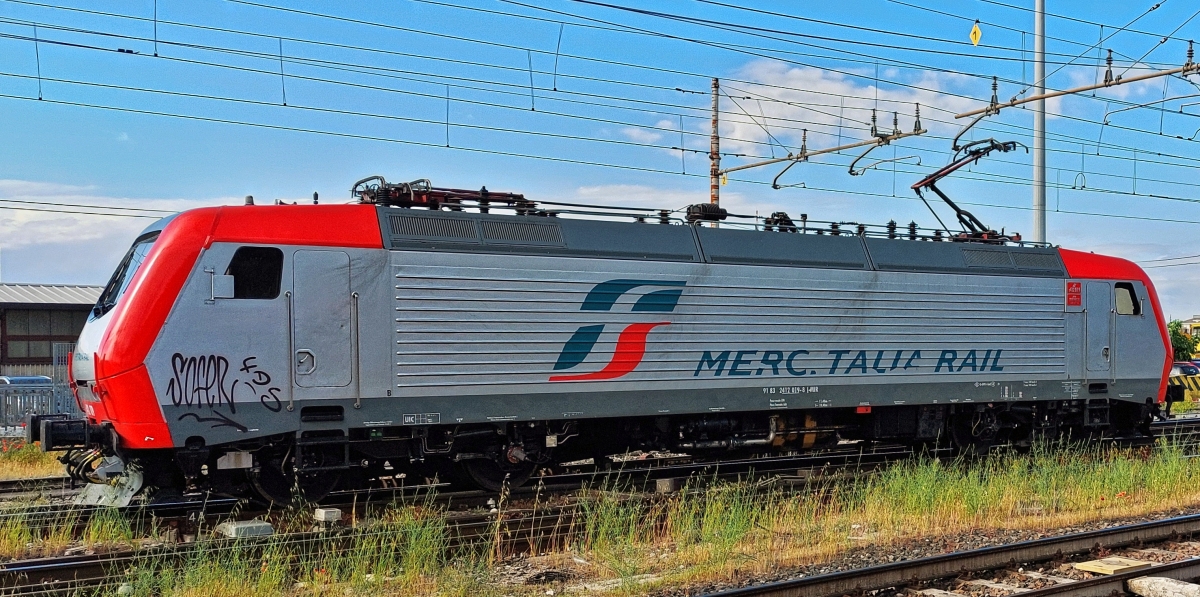 Lok 412 419-8 steht im Vorfeld des G�terbahnhofs von Verona. 05.2025 (Handyfoto Janne)