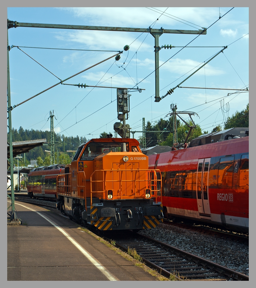 Lok 46 der Kreisbahn Siegen-Wittgenstein (KSW) f�hrt man 06.09.2013 in den Bahnhof Betzdorf/Sieg ein, sie kommt solo von Siegen, um hier einen G�terzug abzuholen.
Die Lok eine Vossloh G 1700-2 BB (eingestellt als 92 80 1277 807-4 D-KSW). Im Hintergund f�hrt der RE 9 aus K�ln ein.