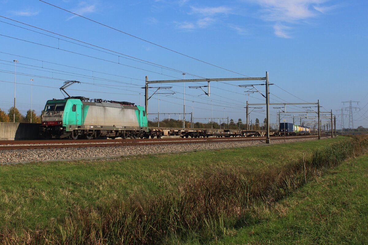 LTE S�ldner 186 221 zieht am 25 Oktober 2024 ein beinahe leeren KLV durch Valburg auf den Weg nach Waalhaven-Zuid.