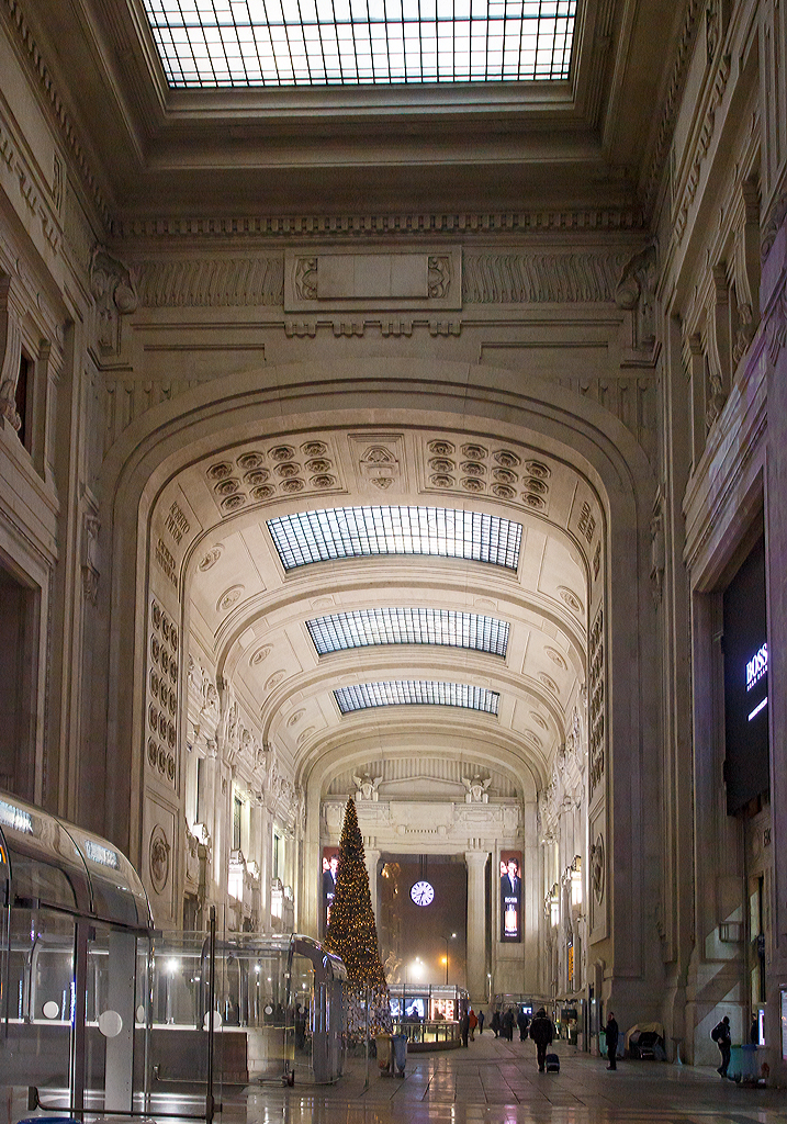 
Mächtig und gewaltig ist auch die Eingangshalle der Stazione di Milano Centrale (Bahnhof Milano Centrale), hier am abend des 27.12.2015.