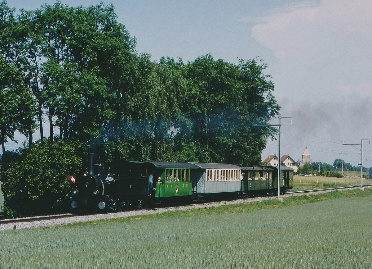 MBC/BAM: Im Jahre 1995 Jahre feierte die BAM ihr 100-j�hriges Jubil�um. Zu diesem besonderen Anlass verkehrte im Sommer 1995 ein Dampfzug der BC mit der G 3/3 6 (1901, ehemals SBB Br�nig) auf der BAM. Diese von der BC zur Verf�gung gestellte Dampflok stand bei der BAM ab 1943 im Einsatz. Der Jubil�umsdampfzug wurde in der Region BUSSY-s.-Morges verewigt. Zu erkennen gibt es rechts im Bilde das bekannte Ch�teau Vufflens. 
Foto: Walter Ruetsch