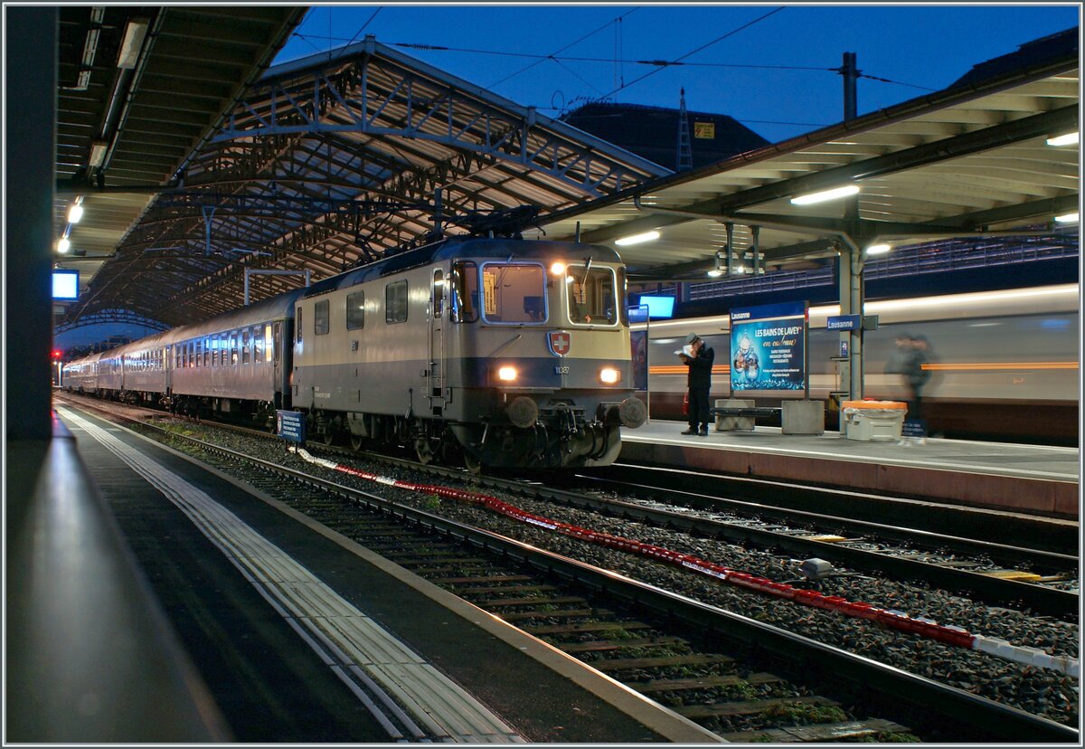 Mein letztes Bild, dass ich dieses Jahr bei bei hellertal.de einstelle und eigentlich recht passend. Die IRSI/IGE Re 4/4 II 11387 (Re 421 387-2) wartet mit ihrem ZRT Silvesterzug im Stile der Belle Epoque in Lausanne auf die Abfahrt nach Frankfurt am Main HBF. Es ist schon einige Zeit her, dass ich in Lausanne eine Re 4/4 II vor einem Reisezug fotografieren konnte. Da die Lok bis Frankfurt am Zug bleibt und diese am 1.1.24 wieder nach Lausanne zur�ckfahren wird hoffe, dass noch der eine oder andere Fotograf den edlen Zug fotografieren wird.

30. Dez. 2023