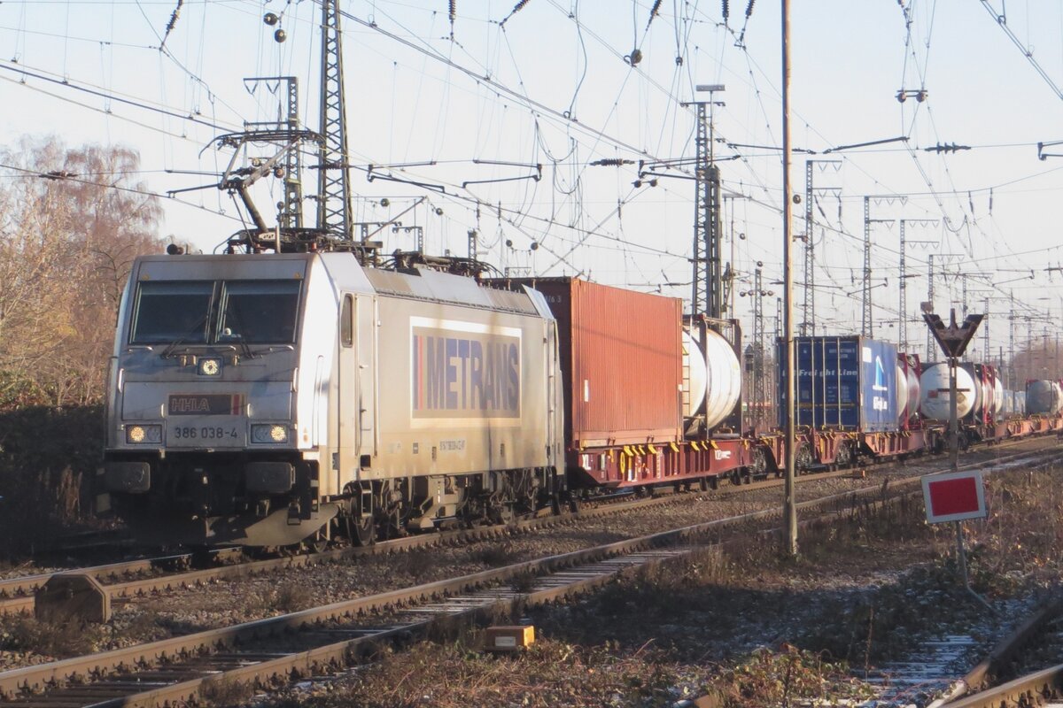 Metrans 386 038 zieht der Praha-KLV durch Emmerich am 14 Dezember 2022.