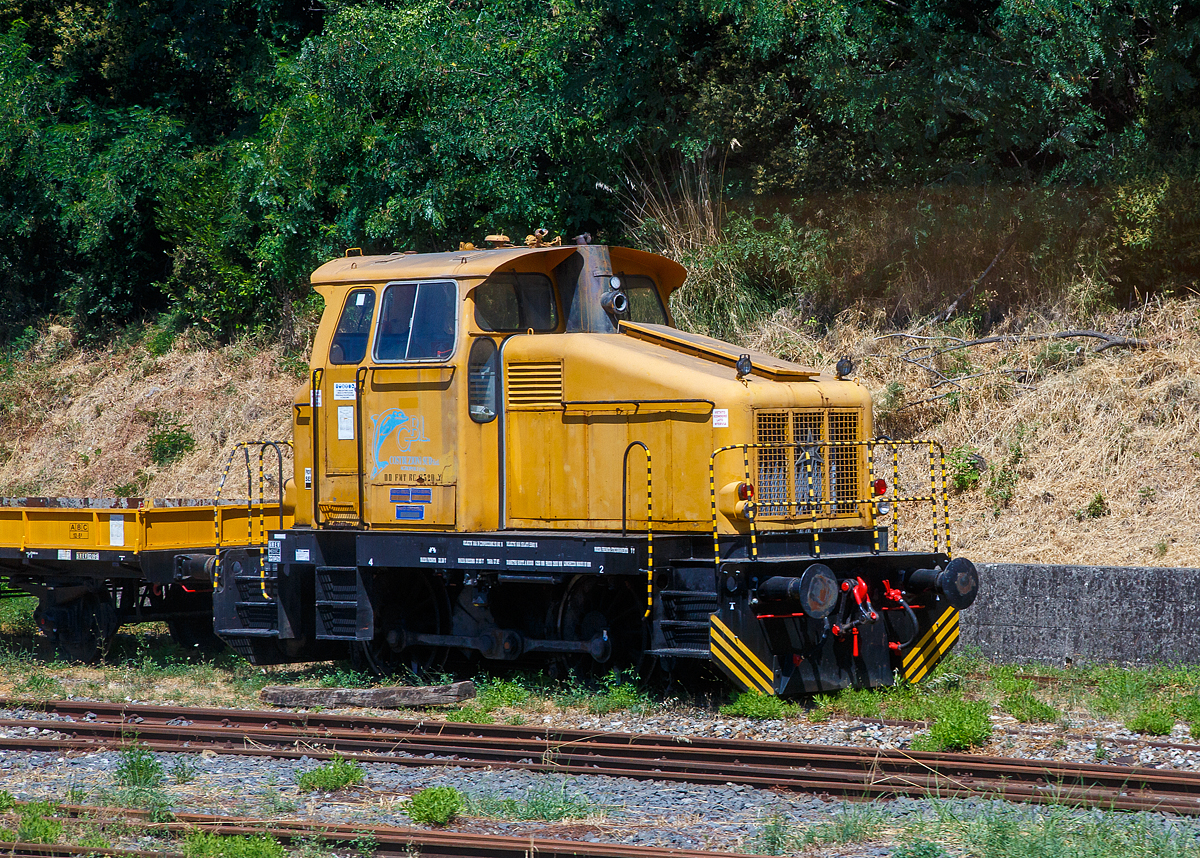 Mit 64 Jahren immer noch nicht in Rente.....
Die Henschel DH 240 B (DD FMT RC 0320 Y) der G.B.L. Costruzioni Sud S.r.l. (Agropoli - SA) steht am 16.07.2022 beim Bahnhof Agropoli (Region Kampanien – Italien). Aufnahme aus einem IC durch die Scheibe.

Die zweiachsige Diesellok, der 3. Henschel Generation (rund mit Stangenantrieb) wurde 1958 von Henschel in Kassel unter der Fabriknummer 29702 gebaut und an die VBS - Verkehrsbetriebe Salzgitter GmbH als VBS 031 (ab 1972 VBS 201) geliefert. Im Jahr 1976 ging sie an einen Händler  und über diesen nach Italien.

Die Lokomotive Henschel DH 240 D ist eine zweiachsige dieselhydraulische Lokomotive mit Stangenantrieb, der 3. Generation (rund/ Stangenantrieb). Sie war für den Einsatz im Rangierdienst vorgesehen. Diese Zweiachser vom Typ DH 240 B fanden eine sehr weite Verbreitung. Die Loks waren technisch sehr stark mit dem  gleichnamigen  Vorgänger aus der 2. Generation - den Buckel - Henscheln – verwandt. Mit 60 gebauten Fahrzeugen (1957 bis 1965) war die Stückzahl aber deutlich höher als bei dem Vorgänger in dieser Leistungsklasse. Die beiden Achsen werden mittels Kuppelstangen von einer mittigen Blindwelle angetrieben werden. Die Motorleistung beträgt 240 PS. 

TECHNISCHE DATEN:
Bauzeit :1957 - 1965
gebaute Stückzahl: 60
Spurweite: 1.435 mm
Achsfolge: B
Länge über Puffer : 8.100 mm
Achsstand : 2.800 mm
größte Breite: 3.050mm
größte Höhe über Schienenoberkante: 4.240 mm
Raddurchmesser: 1.250 mm (neu)
kleinster befahrbarer Gleisbogen: 50 m
Dienstgewicht: 27,85 t
Achslast: 14 t
Kraftstoffvorrat: 600 l
Dieselmotor : Henschel  6R 1416 A
Bauart : wassergekühlter 6-Zylinder -4-Takt-Dieselmotor mit Turboaufladung , ohne Ladeluftkühlung
Hubraum: 13,3 l
Leistung: 240 PS (176 kW)
Drehzahl: 1.600 U/min
Getriebe: Voith  L 33 yU (hydraulisch)
Höchstgeschwindigkeit : 30 / 60 km/h
