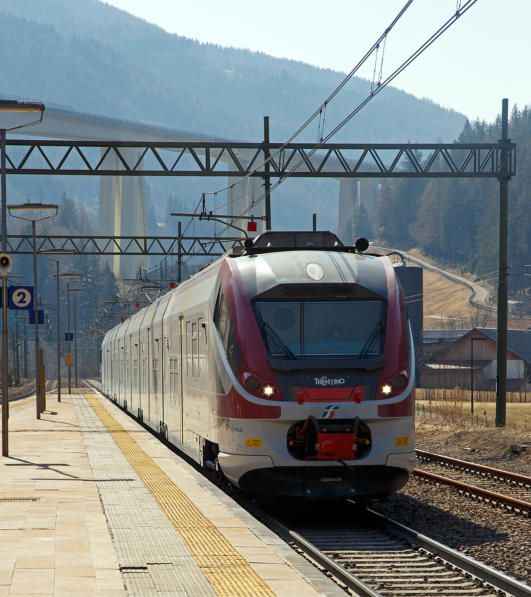 Mit dem „JAZZ“  beginnt unsere erste Etappe der R�ckreise vom sch�nen Gossensa�/Colle Isarco hinauf zum Brenner/Brennero.....
Der Trenitalia Trentino ETR 526 015, ein sechsteiliger Alstom Coradia Meridian „JAZZ“  erreicht am 28.03.2022, als Regionalzug von Meran/Merano via Bozen/Bolzano nach Brenner/Brennero, den Bahnhof Gossensa�/Colle Isarco. 