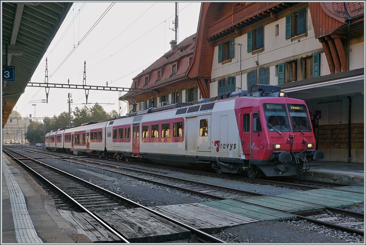 Mit dem neuen Betriebskonzept im Vallée de Joux ab August 2022 werden die Züge in Le Day geflügelt und das Vallée de Joux kommt in den Genuss von stündlichen Direktverbindungen nach Lausanne und Aigle (S2), im Gegenzug verliert Vallorbe die stündlichen Verbindungen ins Vallée de Joux und folglich werden die TRAVYS Domino Züge hier nur nur selten zu sehen sein. Im Bahnhof steht der TRAVYS RBDe 560 384-0   Lac Brenet  (UIC RBDe 560 DO TR 94 85 7 560 348-0 CH-TVYS), der nach einer kurzen Wendezeit nach Le Brassus zurück fahren wird. 

24. März 2022