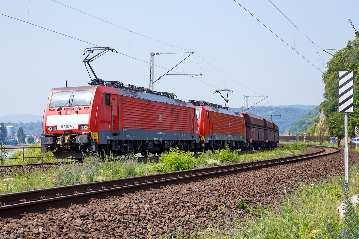
Mit �ber 17.000 PS und bis zu 6.000t durchs Rheintal...
189 037-5 und 189 032-6 der DB Schenker Rail Deutschland AG ziehen in doppeltraktion einem Erzzug (mit Falrrs 153 Wagen) am 03.07.2015 bei Leutesdorf auf der rechten Rheinseite in Richtung Koblenz.  Sp�ter geht es wohl entlang von Mosel und Saar nach Dillingen,

Diese schweren Z�ge werden mit der Automatischen UIC-Kupplung (AK) gefahren, die Wagen haben keine Seitenpuffer.

Beide Siemens ES 64 F4 haben die Zugsicherungssystem-Komponenten f�r Deutschland und Niederlande installiert (Class 189-VJ) und wurden 2004 von Siemens in M�nchen gebaut. Die 189 037-5 (91 80 6189 037-5 D-DB) unter der Fabriknummer 20715, die 189 032-6 (91 80 6189 032-6 D-DB) unter der Fabriknummer 20710. 