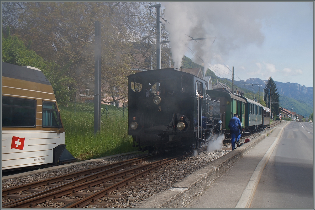 Mit einer Woche Verspätung infolge Erdrutsch, startet die Saison der Blonay -Chamby Bahn nun am Wochenende 9./10 Mai. 
Hier dampft und raucht die B.F.D HG 3/4 N° 3, dass es eine Freude ist.
10. Mai 2015
