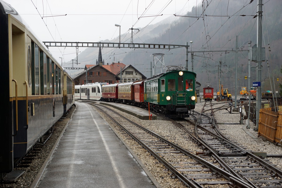 MOB/TPF: Grosser Bahnhof Montbovon am 9. Januar 2016. Rechts im Bild ersichtlich sind der TRAIN FONDUE mit dem Be 4/4 116 und der Te 2/2 12. Der Zug der MOB links im Bild wartete die Kreuzung eines Zuges in Richtung Zweisimmen ab.
Foto: Walter Ruetsch