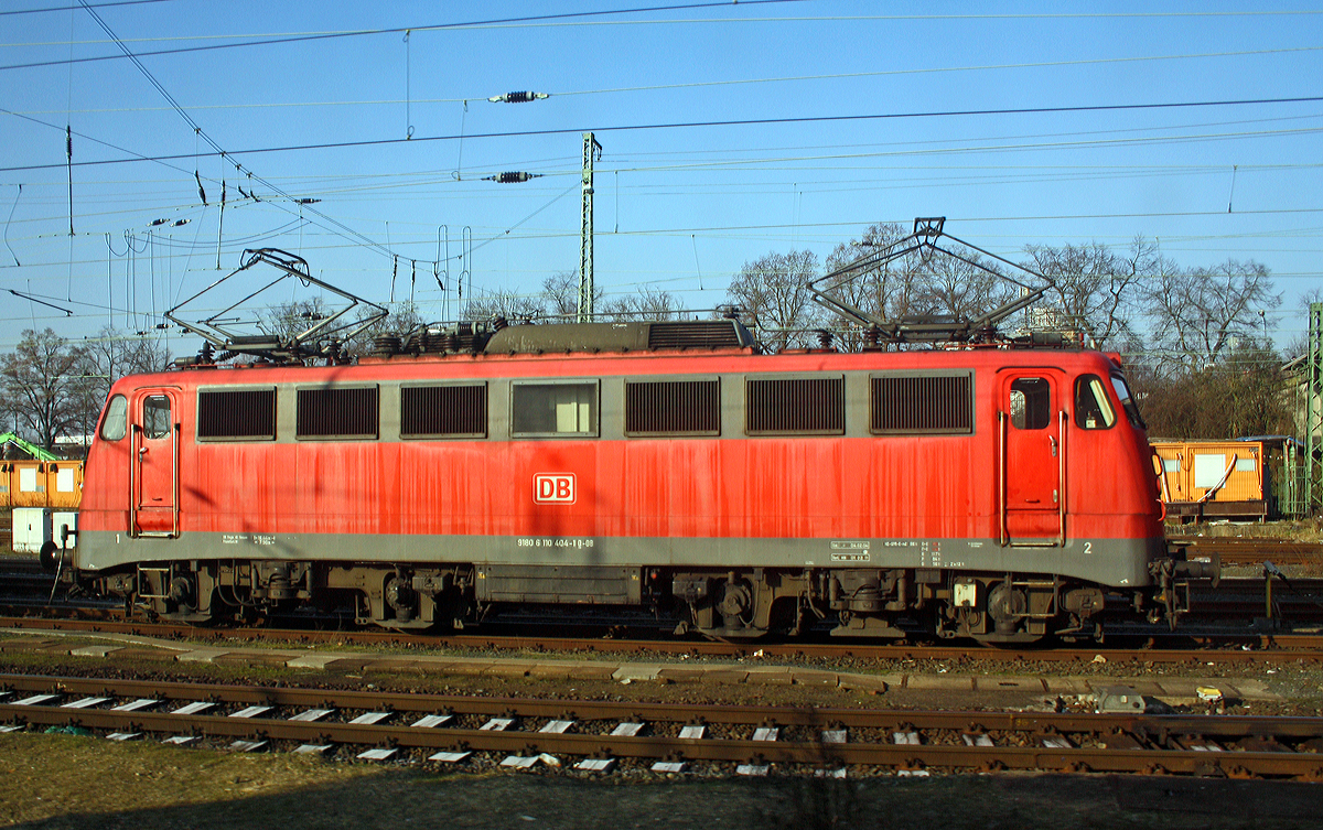 Nach drei Jahren, schon historisch.....
Die 110 404-1 (91 80 6110 404-1 D-DB) der DB Regio, ex DB E 10 404, ist am 30.01.2011 beim Bf Gießen abgestellt (aufgenommen aus einem Zug). 

Die Bügelfalte wurde 1966 von Krauss-Maffei AG in München unter der Fabriknummer 19179 gebaut, die elektrische Ausrüstung ist von Siemens-Schuckert-Werke (SSW), und an die DB als E 10 404 geliefert. Im Jahr 1968 erfolgte dann die Umzeichnung in DB 110 404-1, unter dieser Bezeichnung (in verschiedenen Farbgebungen) war die E10 bis zur z-Stellung am 01.11.2011 im Einsatz. Leider erfolgte am 21.02.2012 die Verschrottung bei der Fa. Bender in Opladen.
