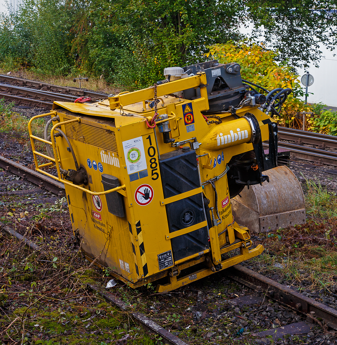 
Nach der erledigten Arbeit ist der BSB Baggeranbausauger für den Tief- und Gleisbau „tinbin TC2“ der KAF Falkenhahn Bau AG (Kreuztal) am 13.10.2020 in Herdorf neben dem Gleis abgelegt.

Die Vorteile: 
- Beseitigung der schweren und langwierigen Handschachtung-
- Keine Beschädigungen von Versorgungsleitungen 
- Absetzen des Aushubs ist sowohl auf LKW als auch an Ort und Stelle möglich
- umweltschonendes Arbeiten dank geringer Lärmemission  
- drehbares Saugrohr zur Lockerung des Materials

TECHNISCHE DATEN:
Hersteller: BSB - Saugbagger und Zweiwegetechnik Stefan Mattes GmbH & Co. KG, Berlin
Transportmaße (L x B x H): 2,63 x 1,45 x 2,20 m (mit Schnellwechselplatte)
Leergewicht: 1.300 kg
Saugtiefe: 3,50 m
Saugschlauchdurchmesser: 250 mm
Behältervolumen:0,75 m³
Drehbares Saugrohr (klappbar) mit verstärkter gezahnter Saugkrone

Technische Voraussetzungen des Baggers:
Pumpenstrom:120 l / min.
Betriebsdruck:280 bar
Motorleistung Trägergerät: min. 75 kW
Bedarf für Hydromotor TC2:min. 55 kW
