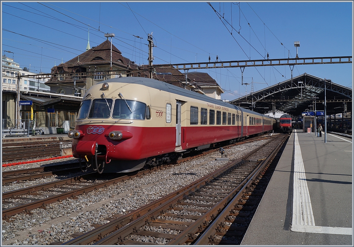 Nach längerer Zeit gab es in Lausanne wieder einmal einen TEE zu bewundern: Der RAe TEE II 1053 auf einer Extrafahrt verlässt Lausanne Richtung Biel/Bienne.

31. März 2019