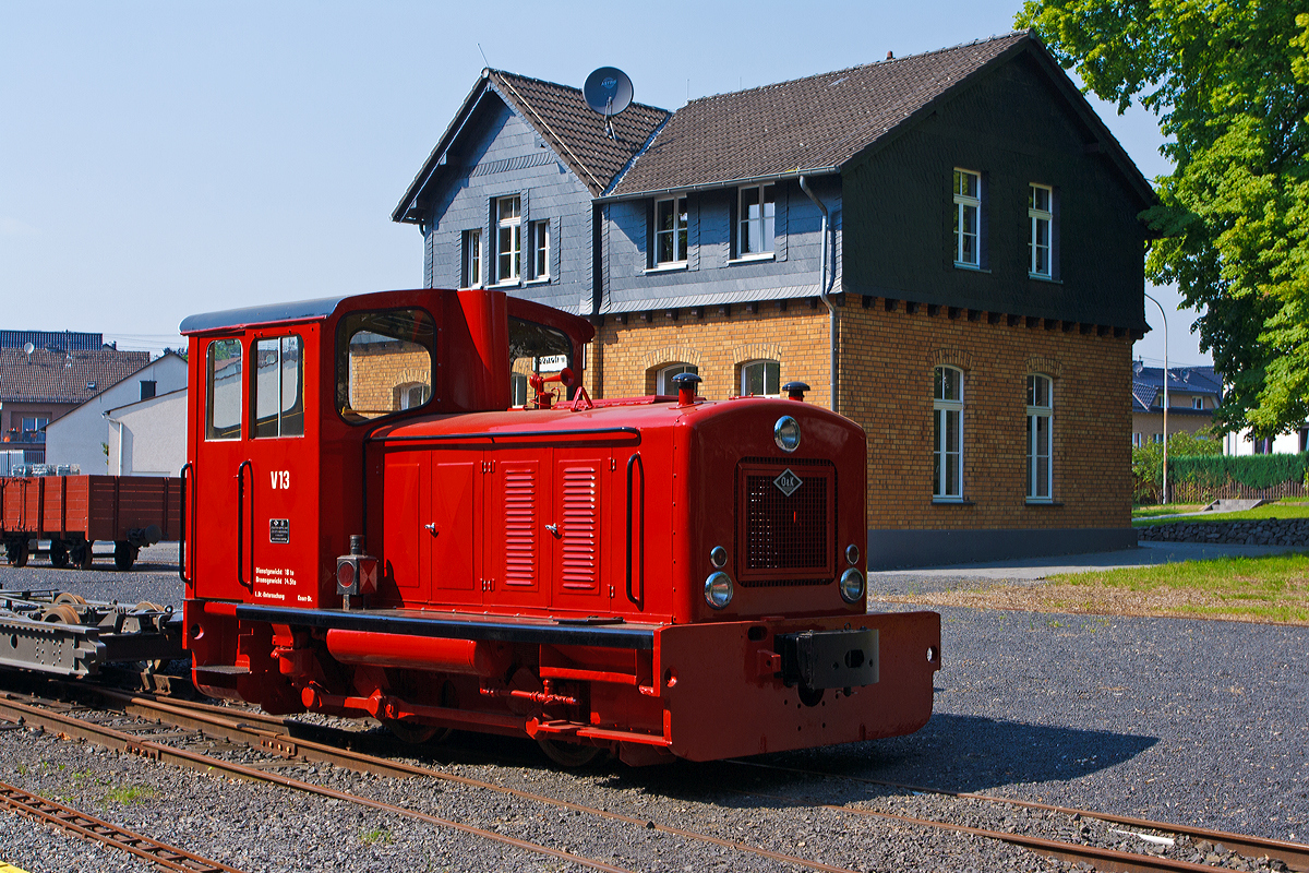 
Nach über 40 Jahren wieder in der alten Heimat....
Die V13 (O&K 25965), ex Zillertalbahn D11 (Zillertaler Verkehrsbetriebe AG), ex  V13 der RSE (Rhein-Sieg-Eisenbahn AG) ist wieder in Asbach/Westerwald, hier am 08.06.2014 Museum Asbach.
Im Hintergrund das ehem. Bahnhofgebäude.

Die Dieselhydraulische-Schmalspur-Lok vom Typ MV 8 wurde 1960 von Orenstein & Koppel AG im Werk in Dortmund-Dorstfeld unter der  Fabriknummer  25965 gebaut und an die RSE - Rhein-Sieg-Eisenbahn AG mit Sitz in Bonn-Beuel  als V 13 geliefert, nach der Einstellung des Schienenverkehrs (Bröltalbahn, eine 785 mm Schmalspurbahn) wurden die verbliebenen drei Dieselloks (V11, V12, V13) an die Zillertalbahn verkauft, und auf die Bosnischen Spurweite von 760 mm umgespurt.

TECHNISCHE DATEN:
Lieferfirma: Orenstein & Koppel Dortmund-Dorstfeld
Baujahr: 1960
Fabriknummer: 25965
Type: MV 8
Achsanordnung: B
Spurweite: 785 mm (im Zillertal 760 mm)
Länge über Puffer: 5.490 mm
Gesamtachsstand: 1.500 mm 
Größte Höhe: 2.905 mm 
Größte Breite:  2.350 mm 
Treibraddurchmesser: 700 mm
Dienstgewicht (mit vollen Vorräten): 18,0 t
Bremsgewicht :14.5 t
Größte Achslast: 9,0 t  
Kraftstoffvorrat: 190 l
Motor: Orenstein & Koppel wassergekühlter 6-Zylinder-Viertakt-Dieselmotor vom Typ 116 V6 D
Leistung: 140 PS (103 kW) bei 1.500 U/min
Kleinste Dauergeschwindigkeit: 2,5 km/h
Höchstgeschwindigkeit: 20,0 km/h
Zylinderdurchmesser: 120 mm
Kolbenhub: 160 mm
Hubraum: 10,85 Liter
Traktionsart: Diesel - hydraulisch 
Getriebe: VOITH  Zweigang-Turbogetriebe Wandler + Kupplung, Typ L 22 nV  
Kühlanlage: 0 & K - Kühlanlage
Antrieb: Blindwelle und Kuppelstangen
Bremse: Handspindelbremse; Druckluftbremse für Lok 
Anfahrzugkraft am Rad: 48,6 kN
Dauerzugkraft am Rad: 12,9 kN