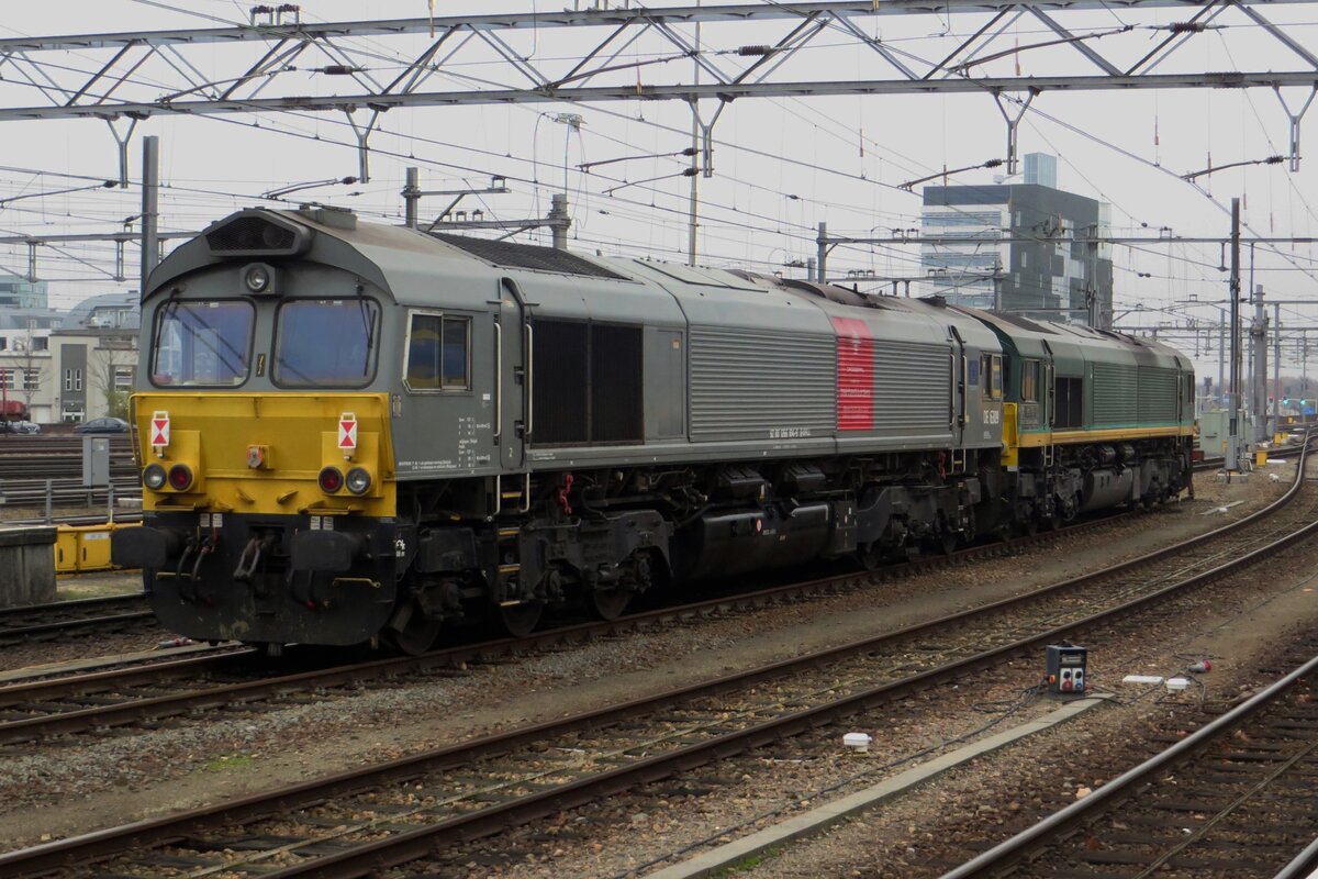 Nach Verschiebeaktion von ein LTE 189er steht CrossRail DE 6309 am 27 November in Venlo gegen der Prellbock.