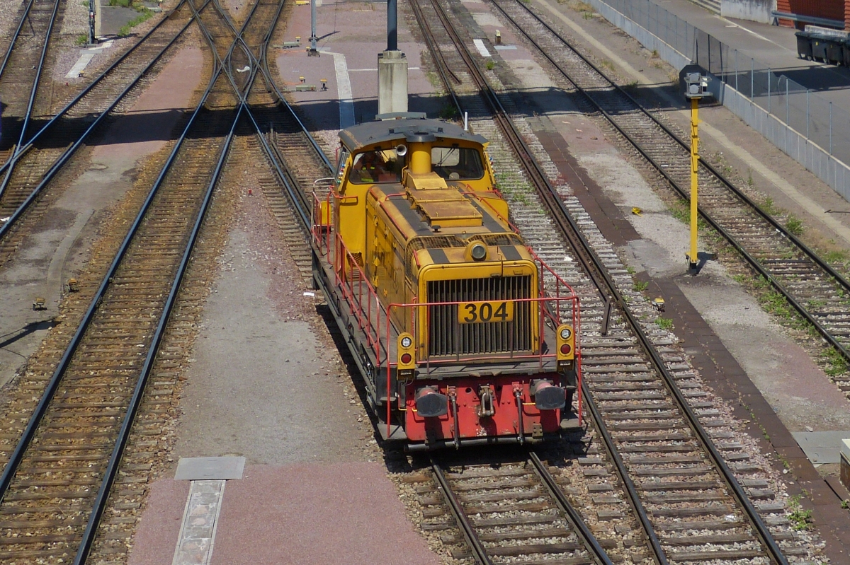 Nachdem die CFL Cargo 304 ihren Zug in der Abstellung abgestellt hat, durchfährt sie den Bahnhof von Belval Université ihrem nächsten Auftrag entgegen. 25.06.2021