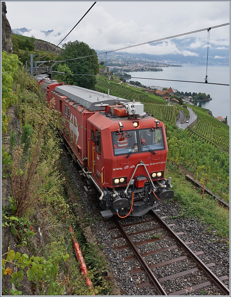 Nachdem ein Umleitungszug bei feuchtem Wetter infolge Sandmangel stecken geblieben war, musst der Hilfszug ausrücken: Der SBB XTmas 99 85 9174 004-3 bzw. 177 004-0 auf der  Train des Vignes  Strecke oberhalb von St-Saphorin. 

29. Aug. 2020