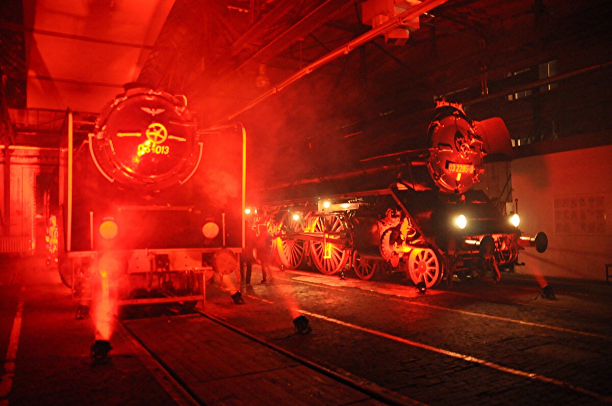 Nacht der Giganten 03 2295-8 und SL 06-013 im Bahnpark Augsburg am 15.03.2013.
