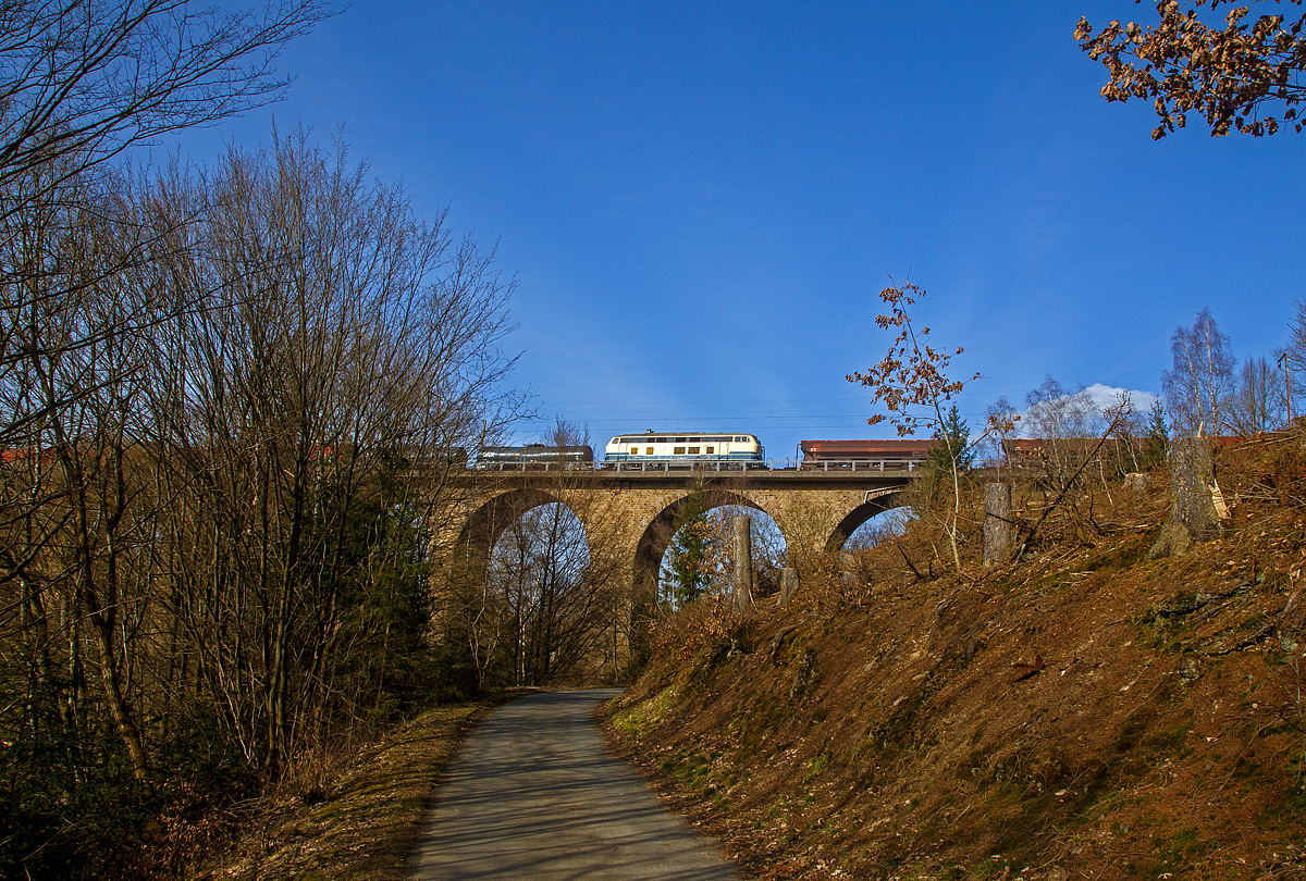 Nein nicht in den G�terzug eingereiht, sondern solo in Gegenrichtung...
Die 218 447-1 (92 80 1218 447-1 D-RPRS) der Railsystems RP GmbH (Gotha) f�hrt am 23.02.2021 als Lz �ber den Rudersdorfer Viadukt in Richtung Dillenburg. Dahinter f�hrt ein G�terzug gezogen von zwei 151ern in Richtung Siegen.

Die V164 wurde 1977 von Henschel & Sohn in Kassel unter der Fabriknummer 32041 gebaut und an die Deutsche Bundesbahn geliefert. Bis 2017 war sie im Bestand der DB AG. Sie hat die Zulassungen f�r D, A, B, CH, F, DK, NS, CS (und H nur mit eingeschr�nkter).