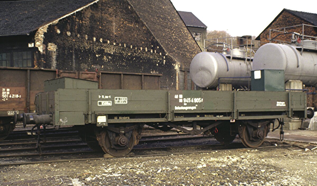 Niederbordwagen 40 00 86 945 4 905-7 Belastungswagen der BD Nürnberg in Würzburg im September 1987.